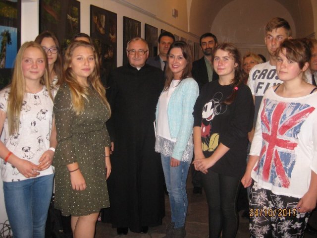 Wychowankowie Internatu  na wystawie fotografii ,, Wodny Dół”